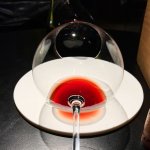 Riedel Sommelier mit Burgund Rotwein im Monvinic Barcelona