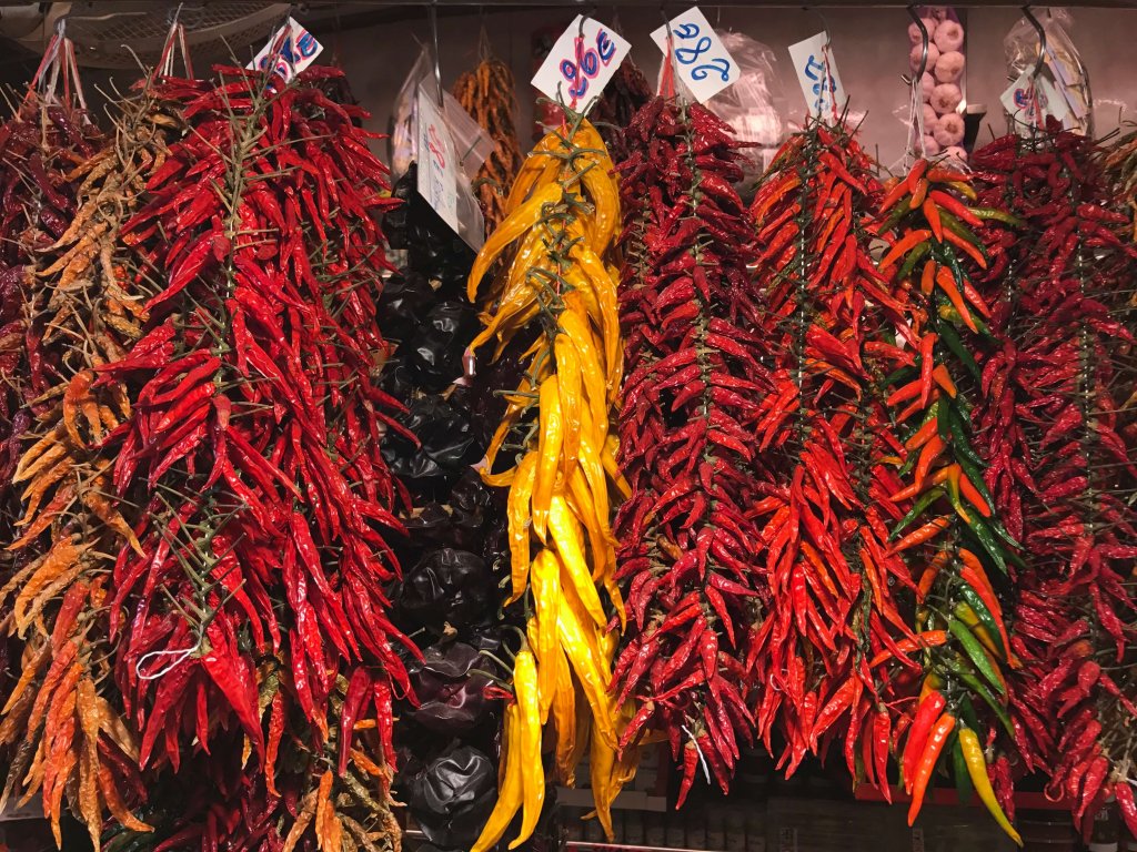 Verschiedene Pfeffer und Peperoni Schoten auf La Boqueria Barcelona