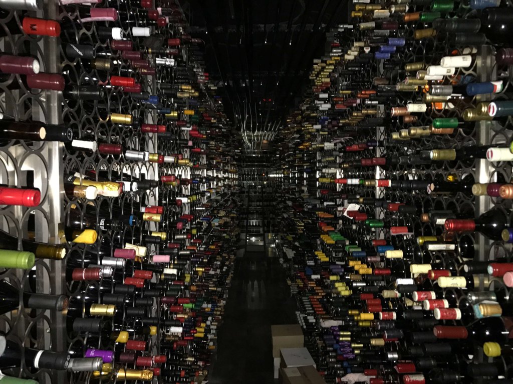 Der Weinkeller der Weinbar Monvinic