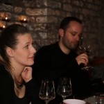 Die Gäste lauschen was es interessantes zu den Weinen gibt bei BJR Friends im Eiskeller