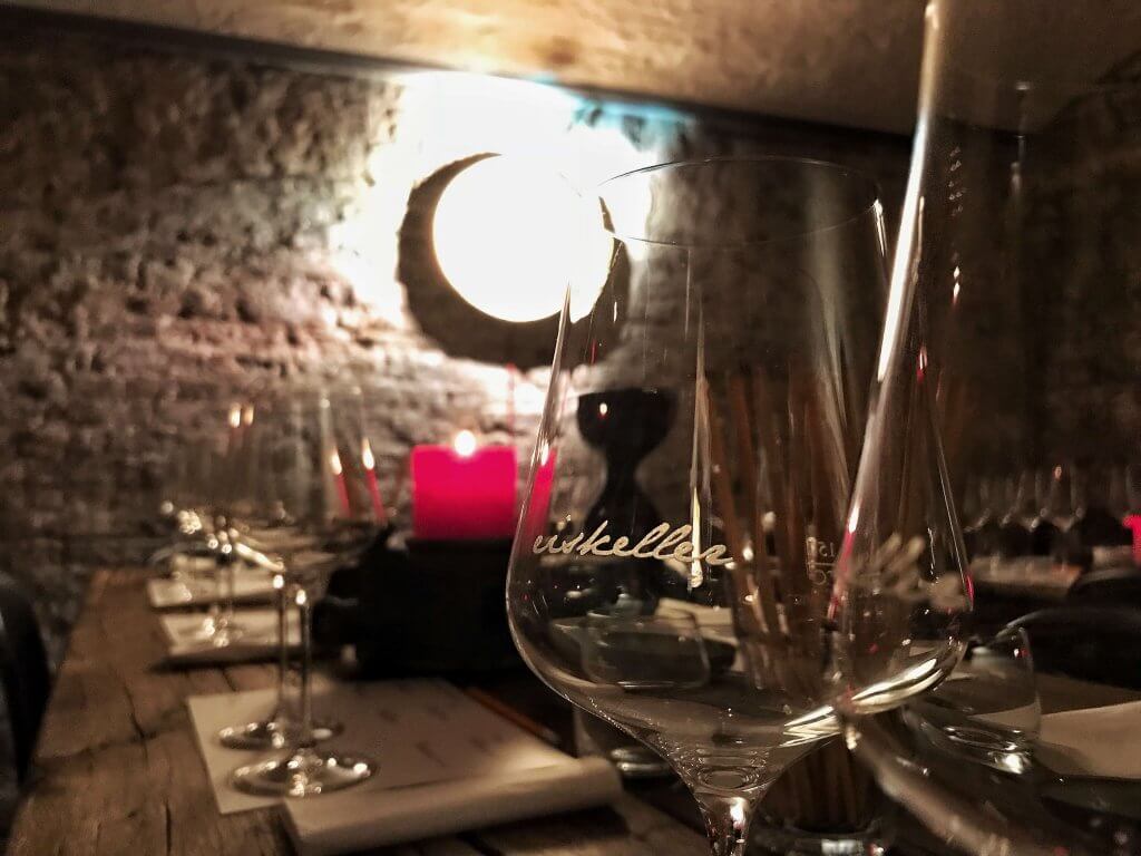 Gabriel Glas mit Eiskeller Schriftzug beim Event BJR & Friends