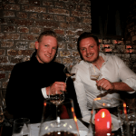 Die Gäste des Events BJR & Friends stoßen auf den schönen Abend an