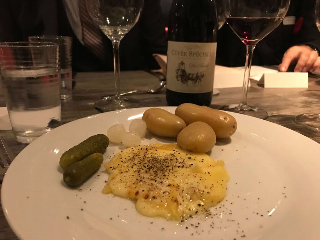 Schweizer Abend in Düsseldorf mit echtem Raclette Schweizer Raclette mit Pellkartoffeln und Rotwein