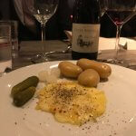 Schweizer Raclette mit Pellkartoffeln und Rotwein