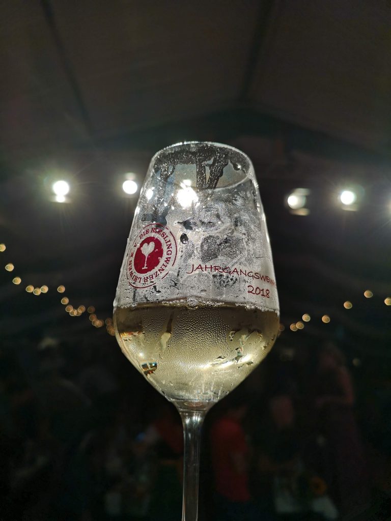 Leiwener Jungwinzerfest – Weinmoderation mit 1370 Gästen Weinprobe Leiwen Jungwinzer Björn Bittner BJR Le Bouquet Karl Marx Riesling Das Kapital Weinglas Kabinett Spätlese Auslese