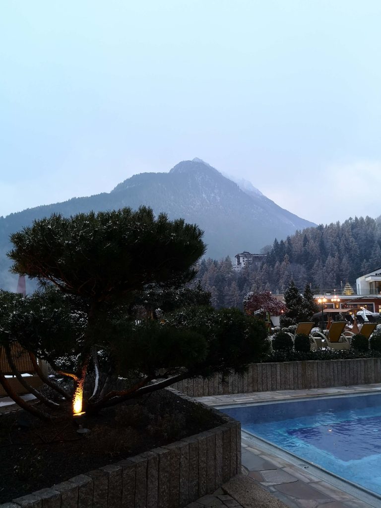 STOCK Weinwoche Zillertal Finkenberg Spa Wellness Wein Anlage Outdoor Pool Berge Ambiente