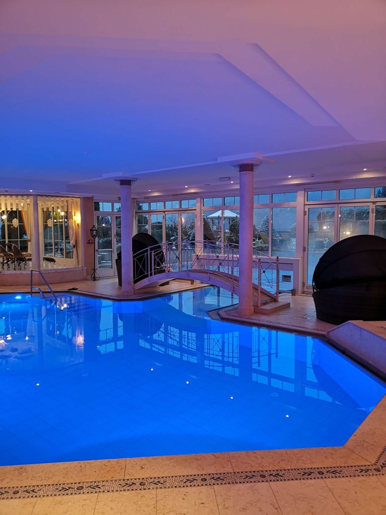 STOCK Weinwoche Zillertal Finkenberg Spa Wellness Wein Pool