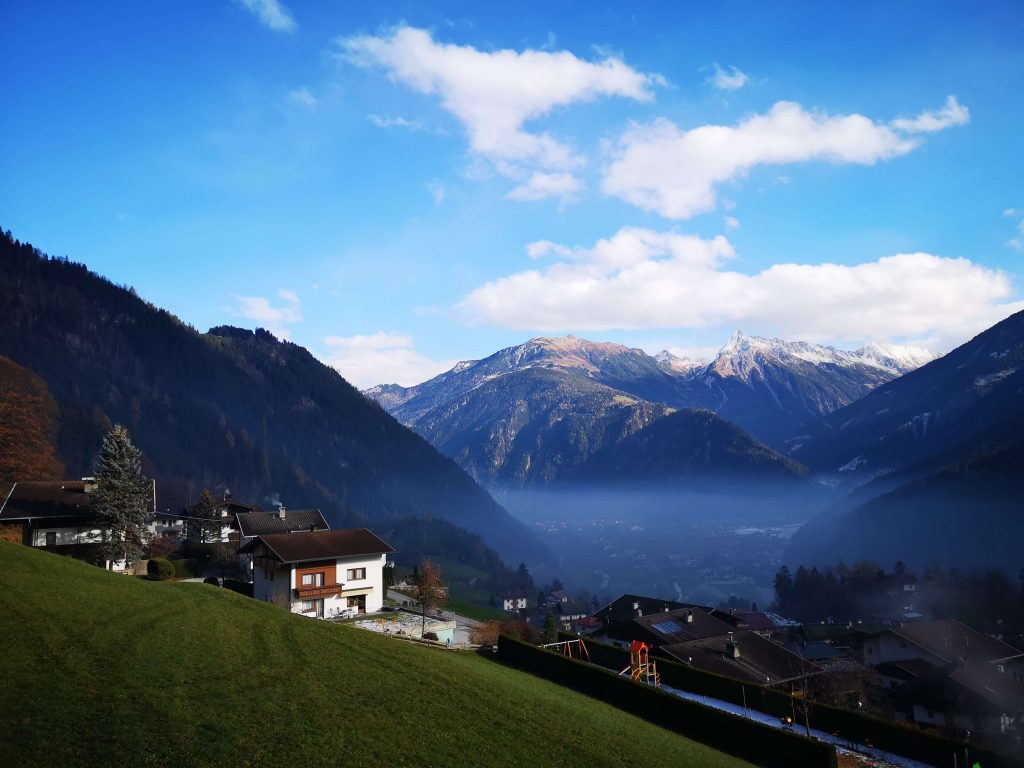 STOCK Weinwoche Zillertal Finkenberg Spa Wellness Wein View Aussicht Berge Sonne blauer Himmel Alm