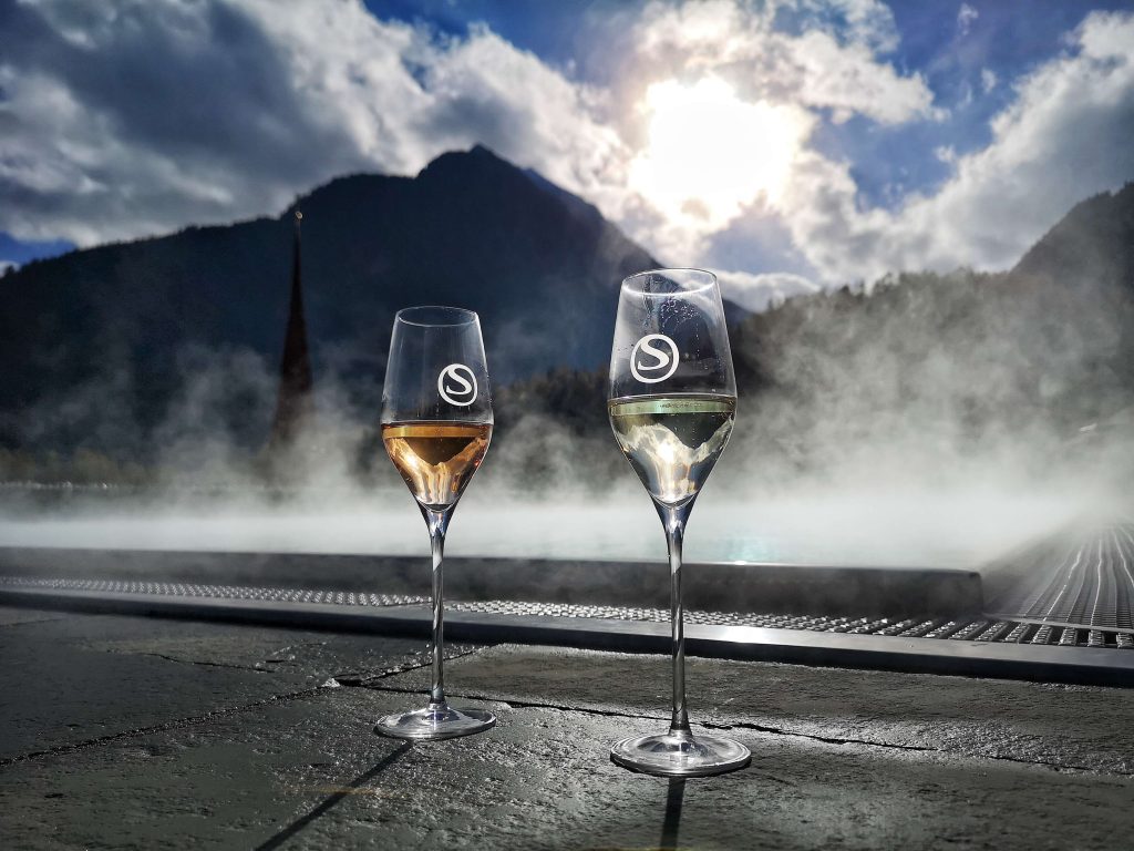 STOCK Resort – Week of Wine at Zillertal STOCK Weinwoche Zillertal Finkenberg Spa Wellness Wein Weinglas Pool Sekt Rose Blanc