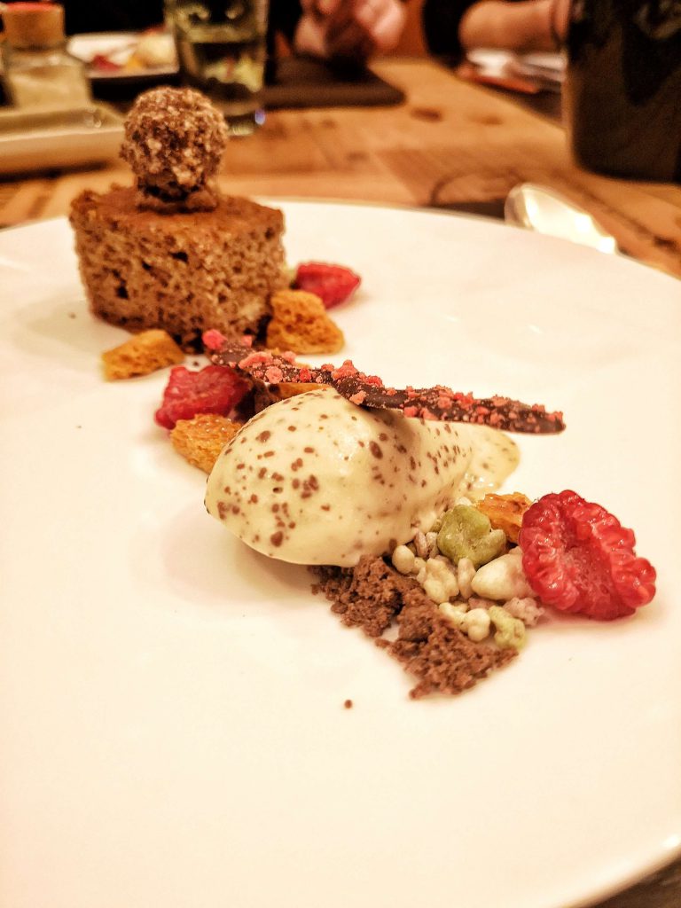 Big Bottle Steigenberger Grandhotel Petersberg Somm vs Blogger Dessert