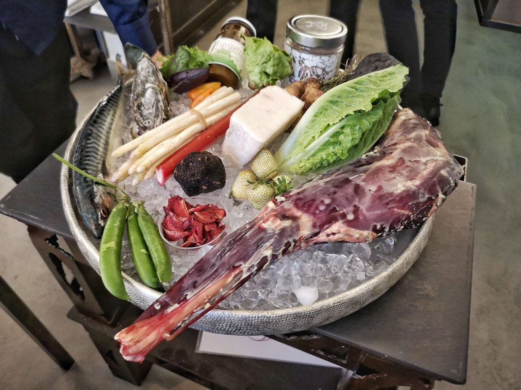 Mraz & und Sohn Wien Michelin Stern Präsentation Produkte Auster Trüffel Hummer Käse Erdbeere Chili Makrele