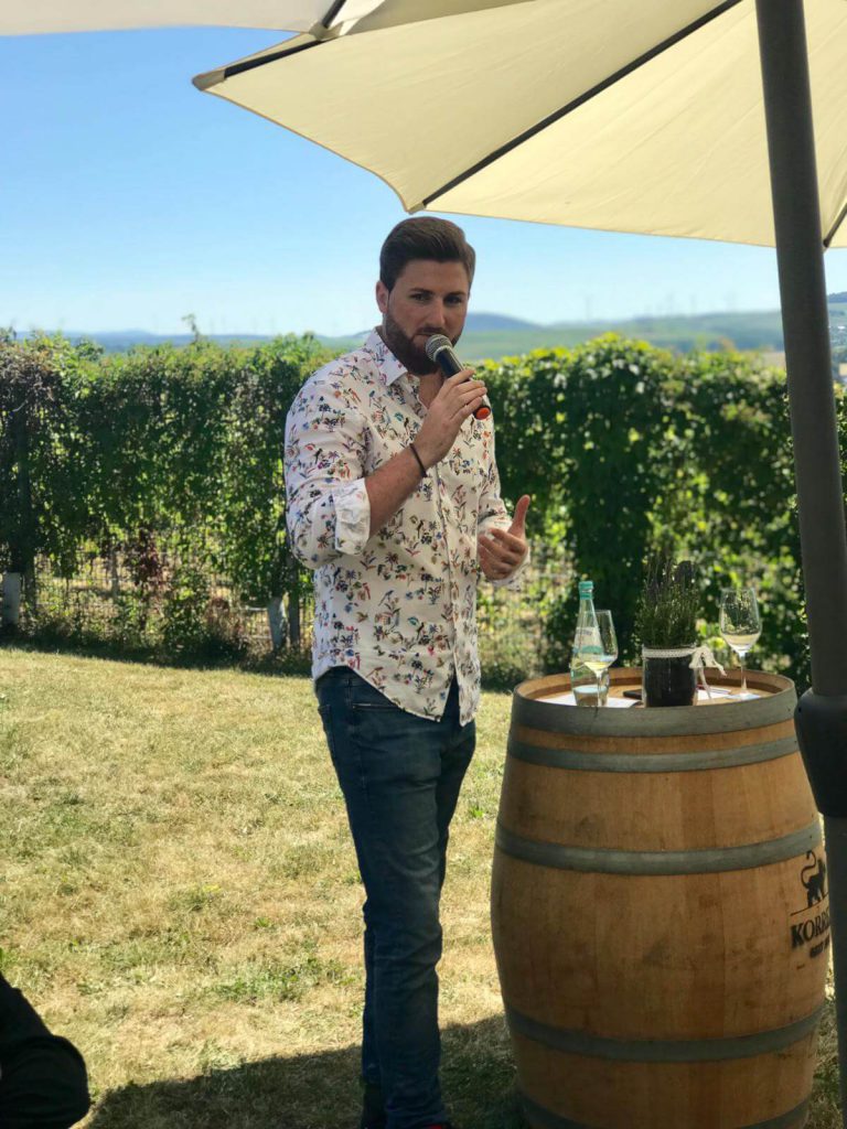Weingut Korrell Nahe Magnum Martin Björn Bittner BJR Le Bouquet Moderation Speaker Speaking Mikrofon Weinfass Fass Lage Einzellage Event Weinevent Weinprobe