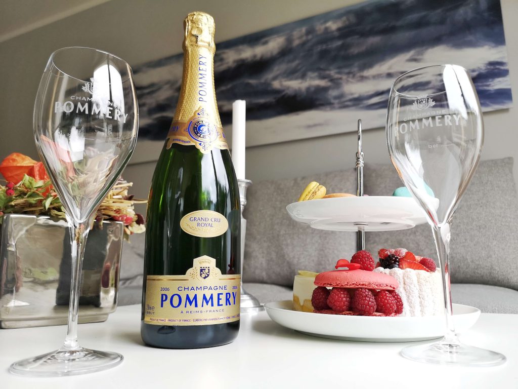Pommery Grand Cru Royal Vintage 2006 Louise Reims Björn Bittner Weinglas Champagner Champagne Kapsel Macaron