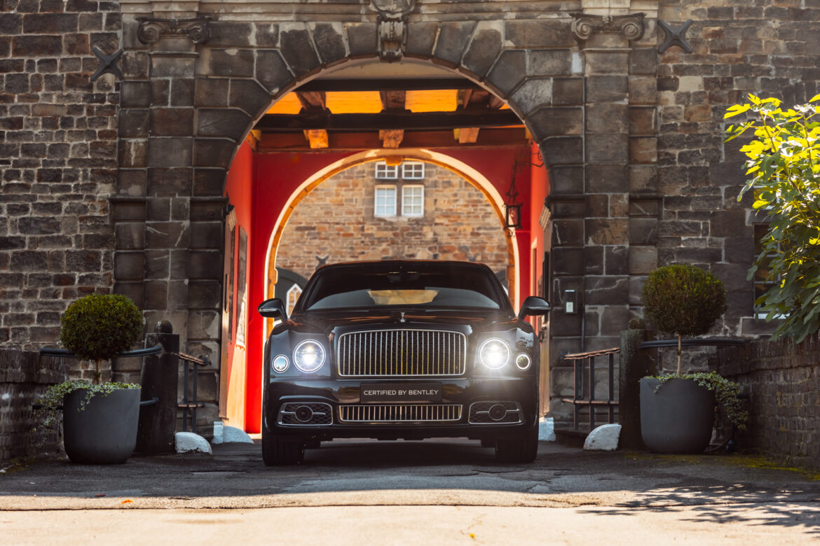 Certified by Bentley x Gereifte Weine Bentley Mulsanne Schloss Hugenpoet
