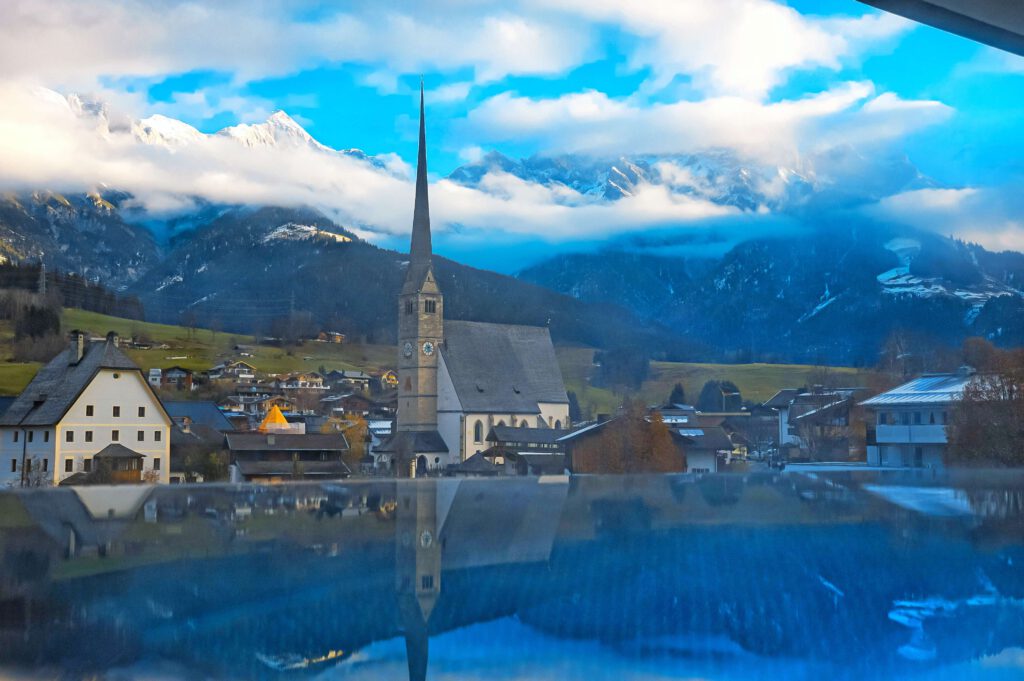 die Hochkönigin mountain resort Lifestyle Hotel Berg Schnee Infinity Pool